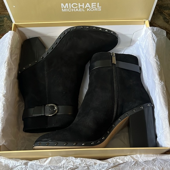 Michael Kors Livvy bootie, black suede - Picture 3 of 8